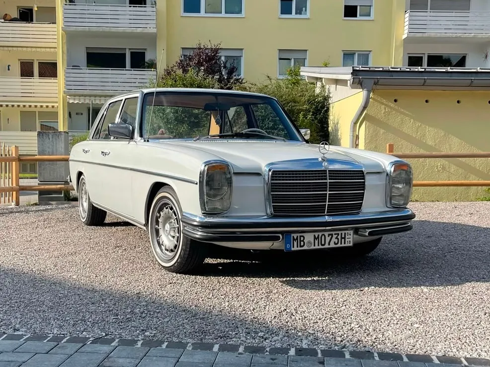 Derselbe Mercedes /8 fertig restauriert, schräg von vorn, mit Chrom-Kühlergrill und H-Kennzeichen